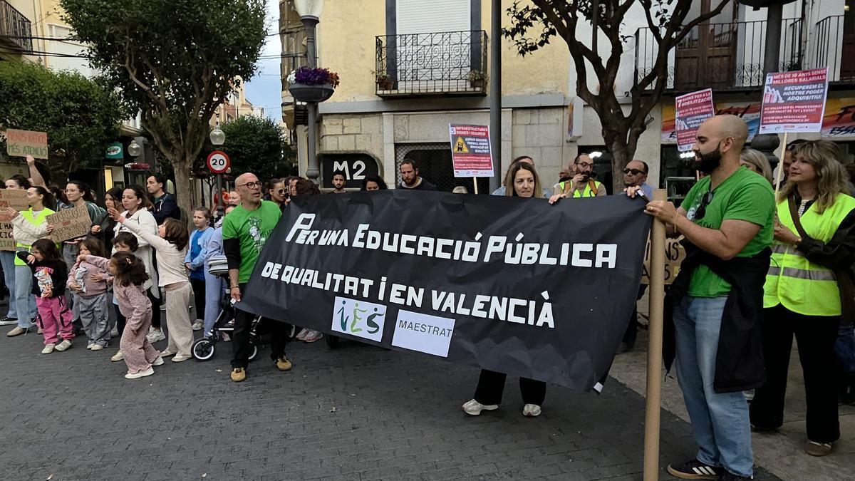 Concentración en Vinaròs en defensa de la enseñanza pública en la que participaron unas 300 personas.