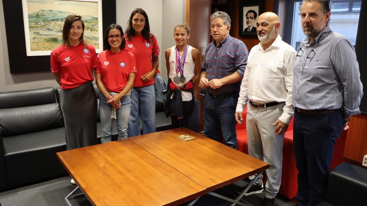 Daniela Suárez, centro, en la recepción en el Concello.