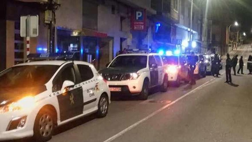 La Guardia Civil en el centro de Bueu en la madrugada del domingo.