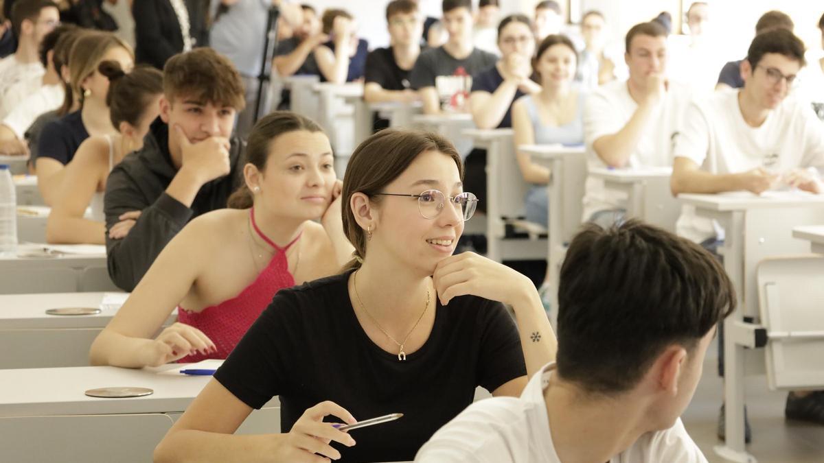 Estudiantes de la Universidad de Zaragoza momentos antes de comenzar la Prueba de Acceso a la Universidad, en 2024.