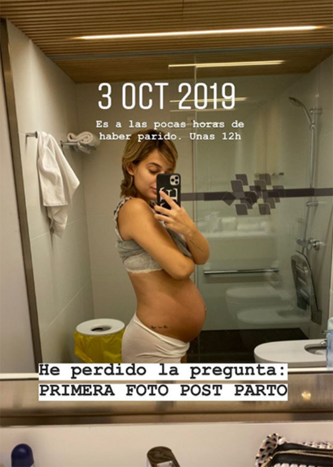 Laura Escanes enseñando su barriga a las 12 horas de dar a luz