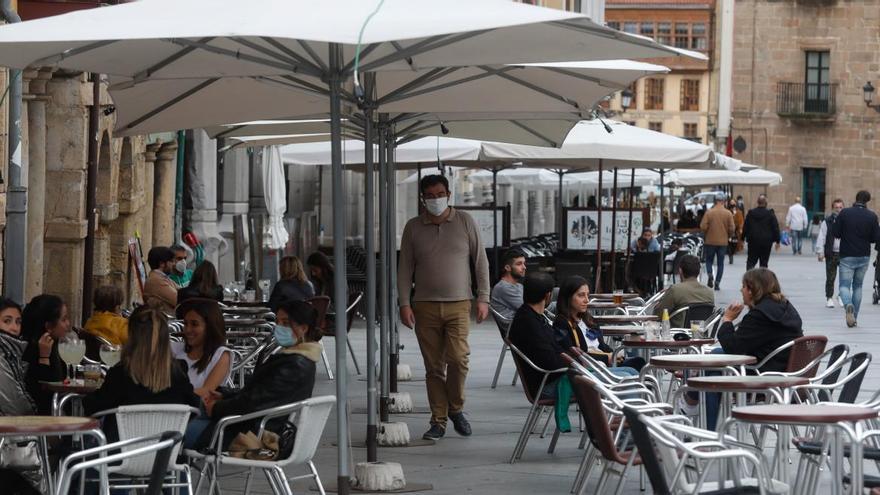 Ambiente en una terraza del casco histórico de Avilés, el sábado por la tarde.