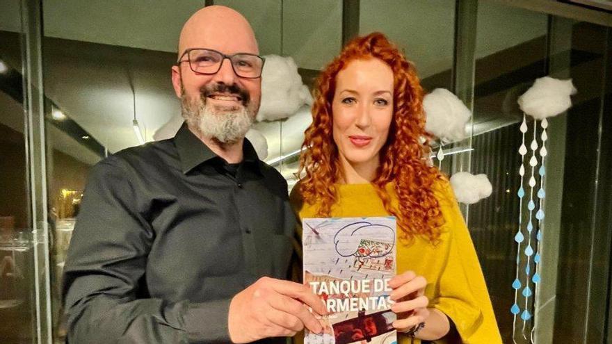 Los escritores José García y Esther Mañoso, con el libro.