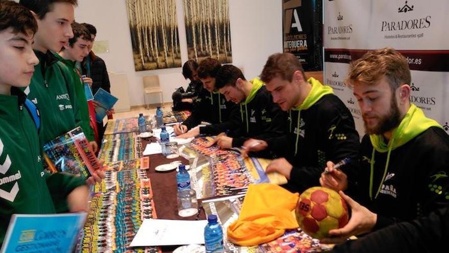 Viran Morros, Álex Dujshebaev, Julen Aginagalde, Gonzalo Pérez De Vargas y Raúl Entrerríos firmaron autógrafos a todos los aficionados que acudieron al Parador de Antequera