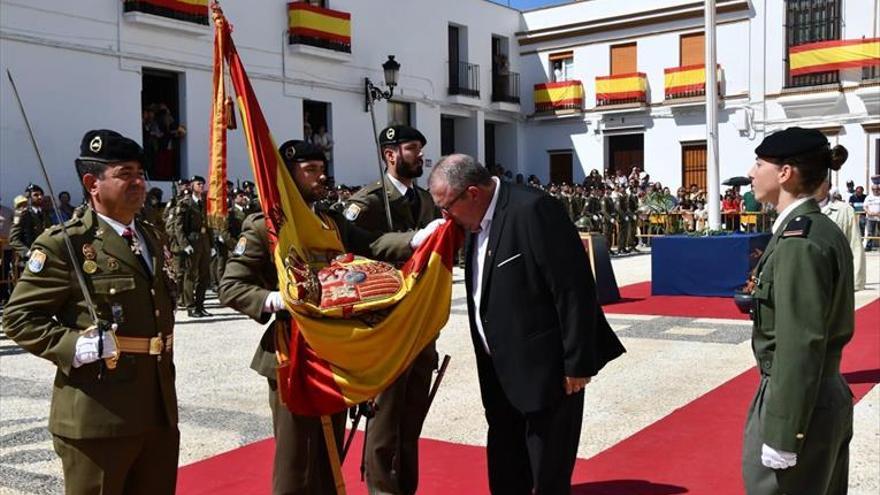 Más de 200 personas besan la bandera del Regimiento Saboya en una jura civil