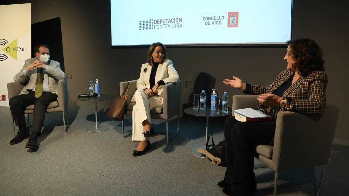 Desde la izquierda, Abel Caballero, Viruca Yebra y Lucía Trillo, durante la charla. |  // ALBA VILLAR