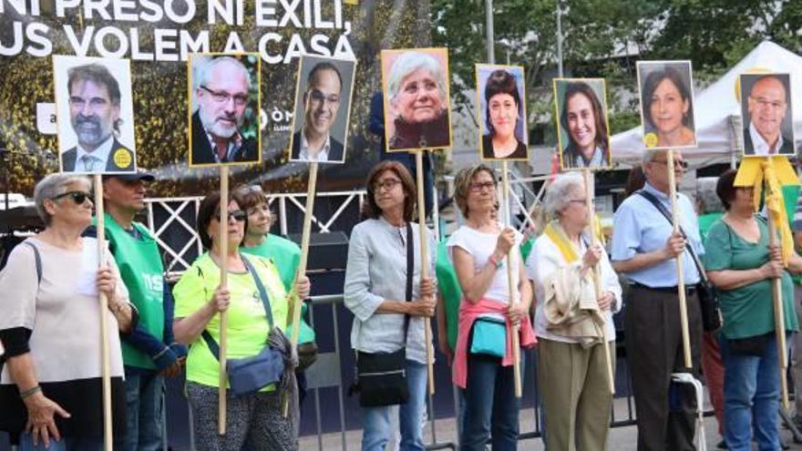 Cartells amb els rostres dels polítics independentistes empresonats en un acte de l&#039;ANC i l&#039;Òmnium