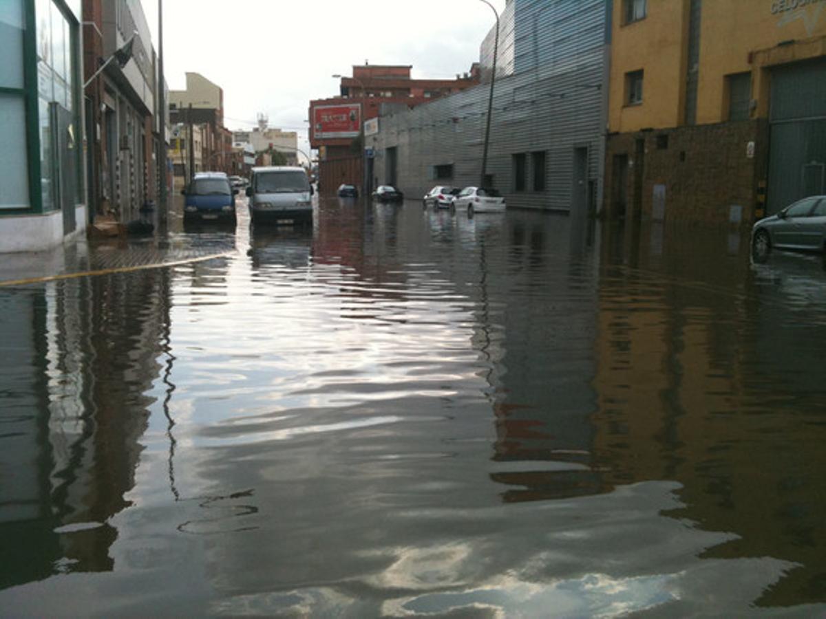 Inundacions per falta de manteniment.¿Es dignarà algun dia l’Ajuntament de l’Hospitalet a arreglar els desaigües de la carretera del Mig, entre els carrers de Pau Casals i de Vilardosa? Fa més de 20 anys que, quan cauen quatre gotes, les nostres empreses s’inunden completament. Però a l’hora de cobrar els impostos l’ajuntament no té en compte aquest problema.