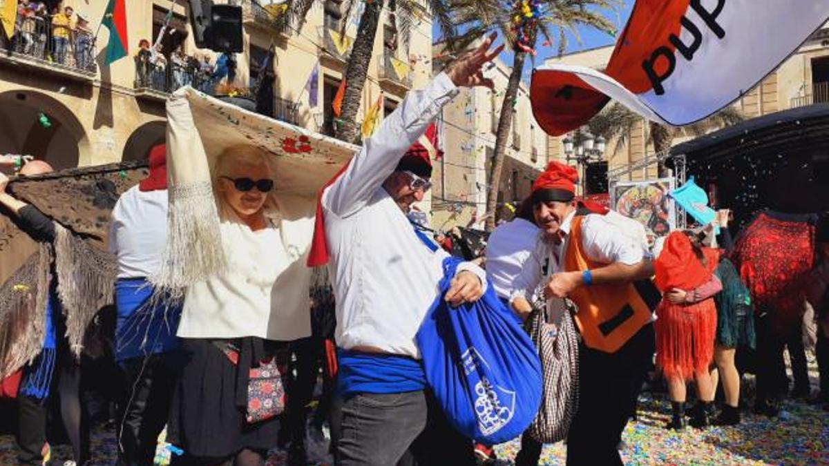 Lanzamiento de caramelos durante el Carnaval de Vilanova