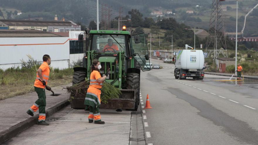 Operarios de Emulsa en la limpieza de un polígono.