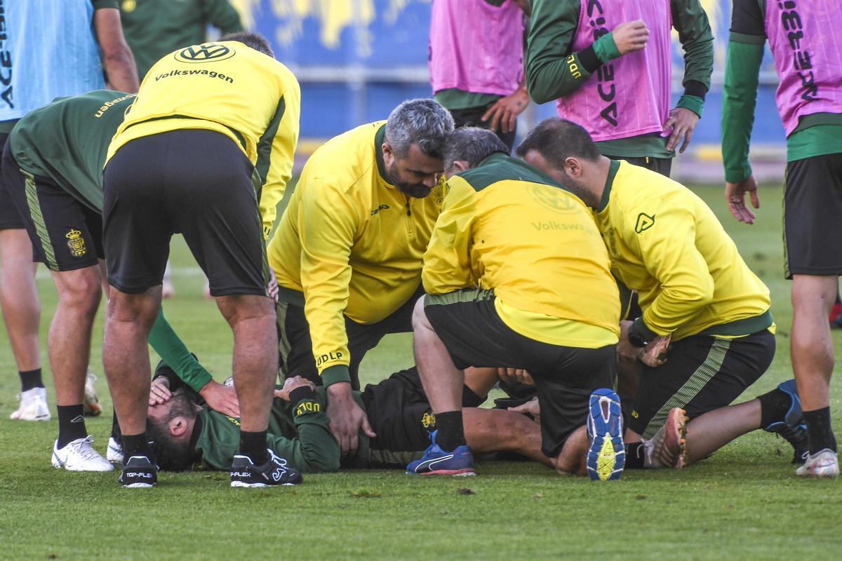 Arturo, en El Hornillo, junto a Naranjo, Herrera y Bolaños, atiende a Tana, en el suelo.