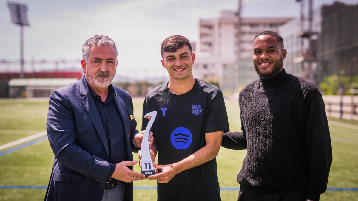 Pedri recibe el premio FIFPro de la mano de Joaquim Evangelista y Paul McFarlane