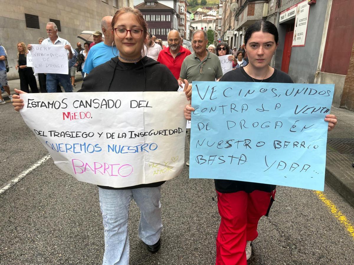 Dos jóvenes en la manifestación contra los narcopisos en Mieres