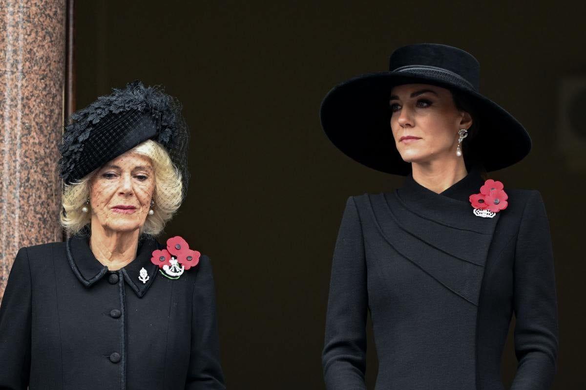 La reina consorte Camilla y Kate Middleton en el acto en memoria de los caídos