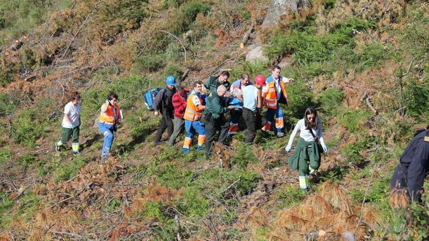 Traslado del herido, ayer, en el monte de Burgueira.