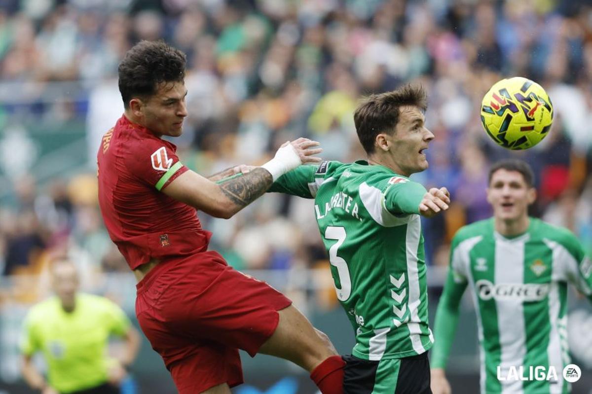 Hugo Duro pugna con Diego Llorente