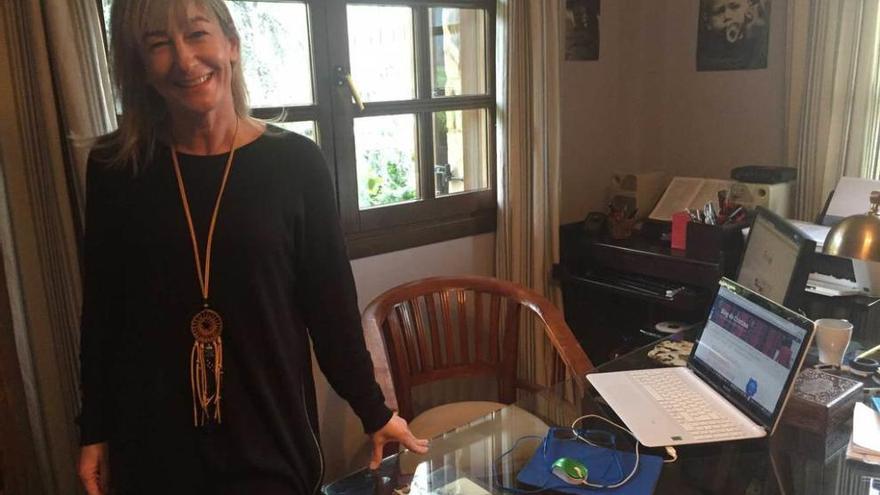 Cristina Cabal, en el despacho de su casa en Pravia.