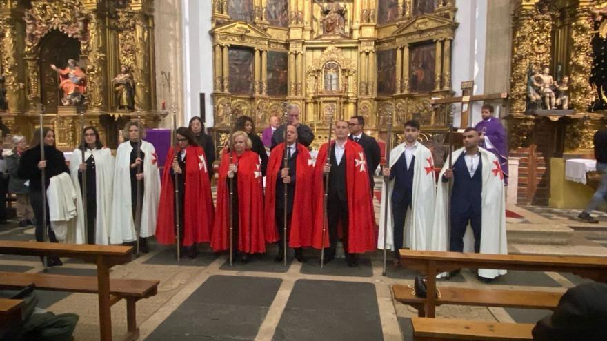 Abades y adjuntos del Santo Sepulcro reciben sus insignias y capas. | C. T.