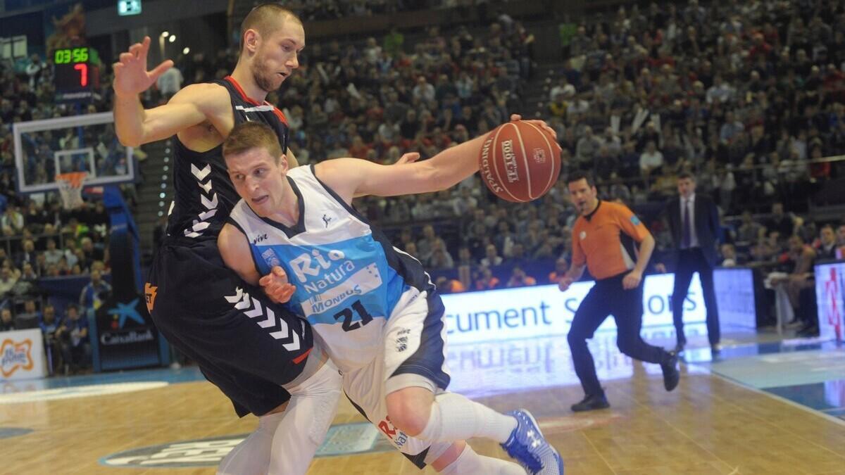 El obradoirista Adam Waczynsk defendido por Kim Tillie durante los cuartos de final de la Copa del Rey 2016 ante el Baskonia