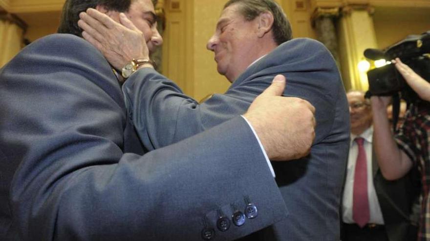 Negreira (izquierda) recibe la afectuosa felicitación de Vázquez tras tomar posesión como alcalde.