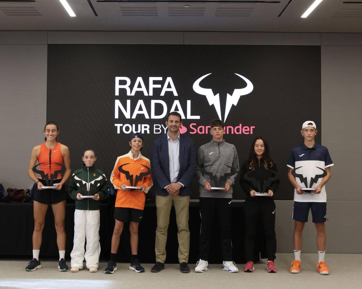 Los ganadores y los ganadores con los finalistas. Final del Rafa Nadal Tour en la Rafa Nadal Academy
