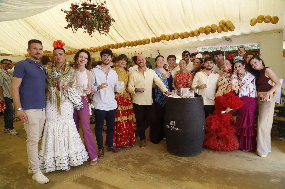 Grupos de amigos, familias y flamenca convierten las calles del recinto en una jornada animada a espera de una noche multitudinaria Grupos de amigos, familias y flamenca convierten las calles del recinto en una jornada animada a espera de una noche multitudinaria