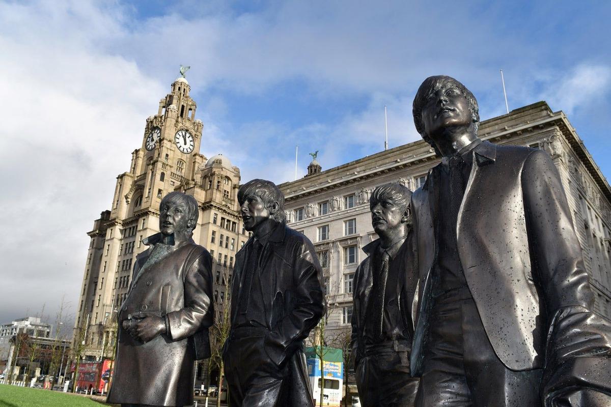 Estatua de The Beatles en la ribera del río Mersey