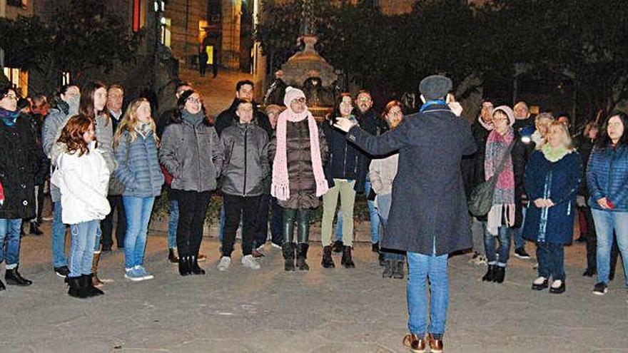 La cantada va començar a la plaça del Palau Episcopal