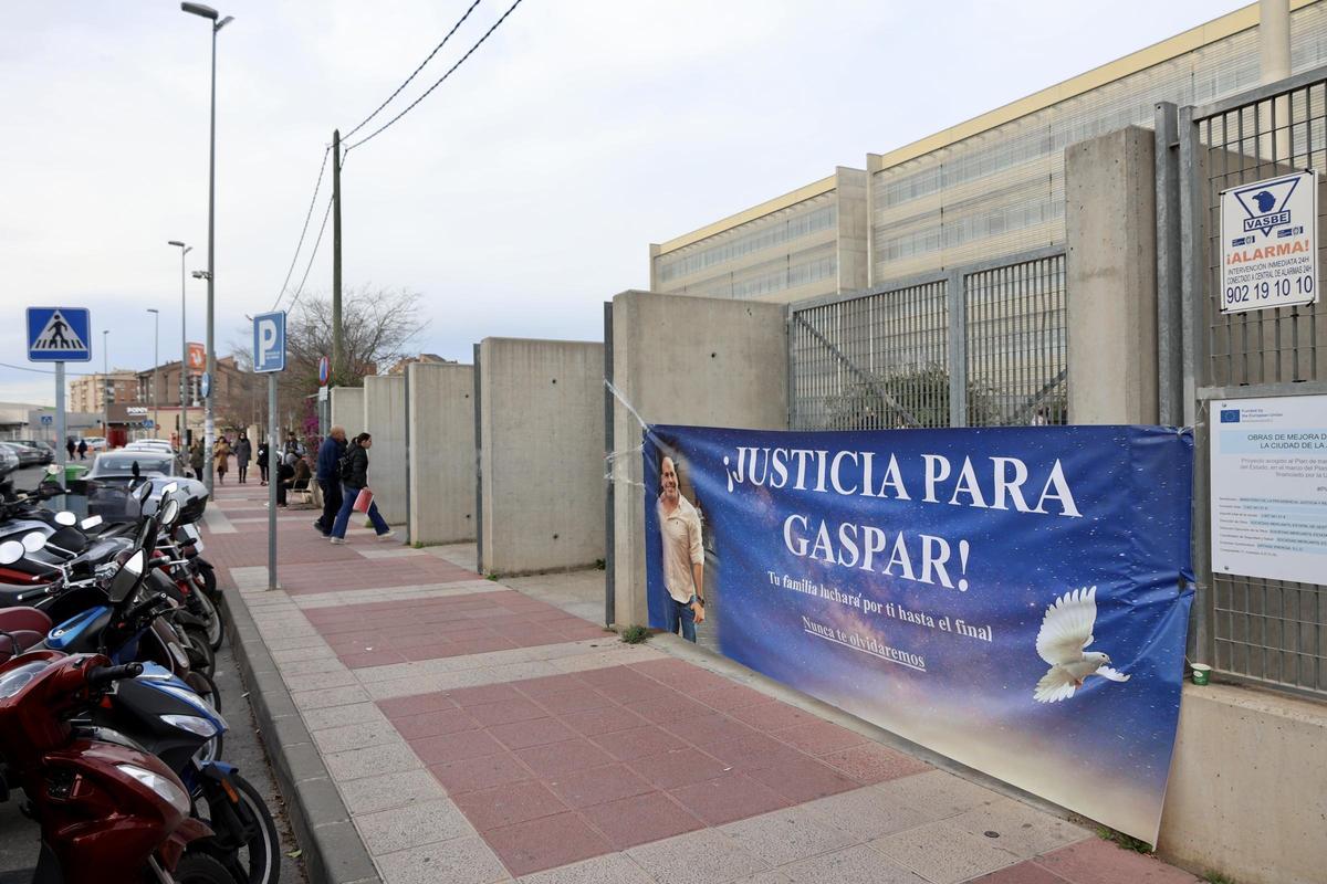 Pancarta en el exterior de la Ciudad de la Justicia de Murcia con la que los familiares de Gaspar piden justicia