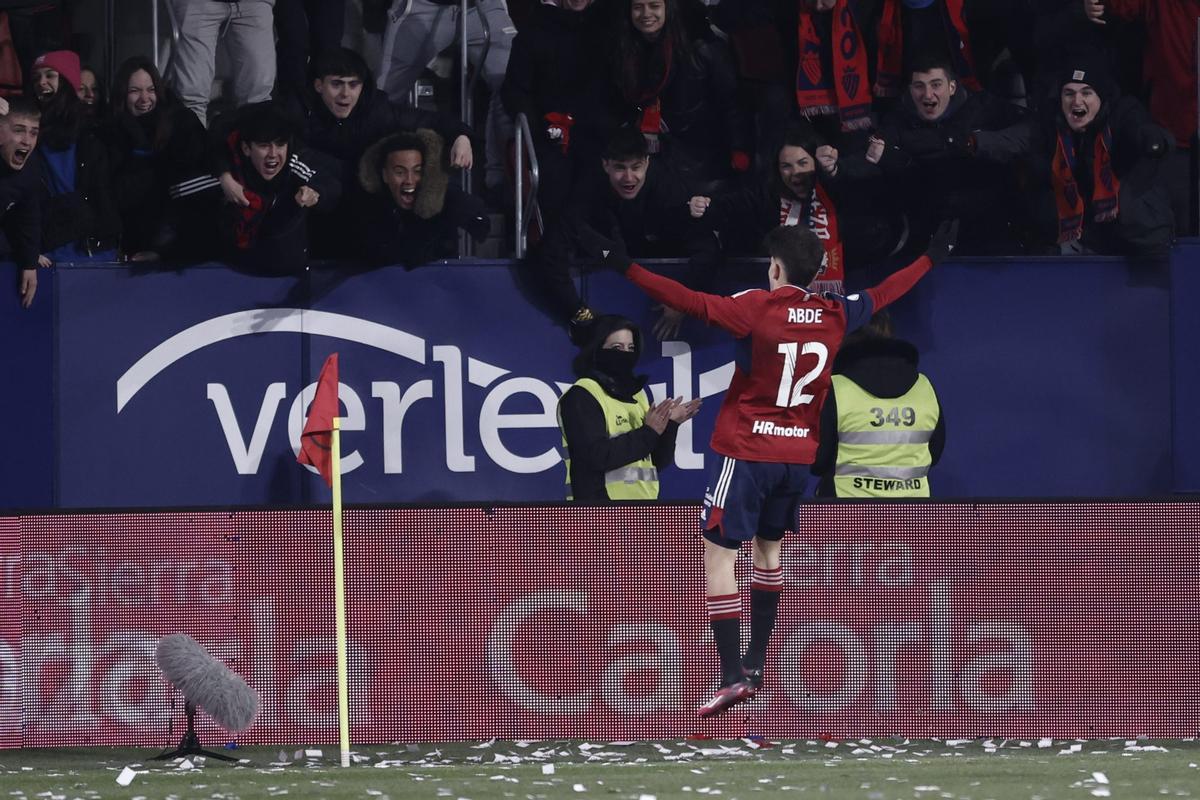 Abde celebra un gol con la grada de El Sadar.