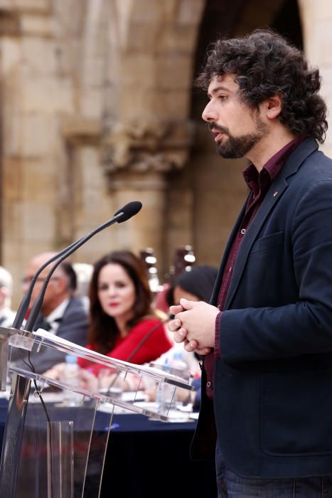 Diversos momentos del Pleno de las Cortes en León