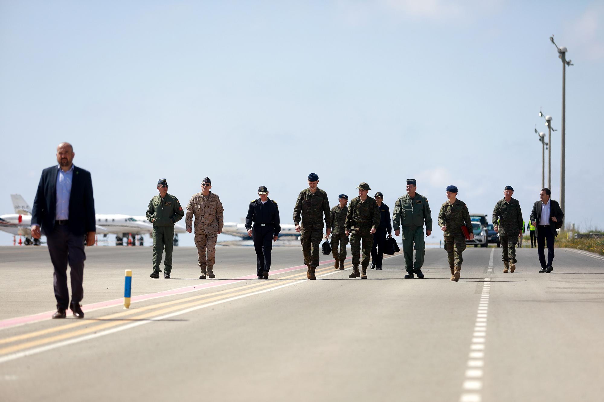 Mira aquí todas las fotos de la visita del Rey Felipe VI a las maniobras militares de Ibiza