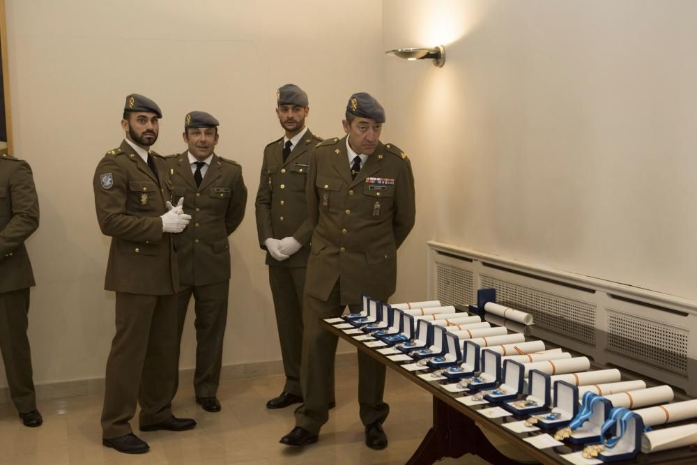 Entrega de distinciones de la orden del mérito civil a 16 integrantes del regimiento de infantería Príncipe