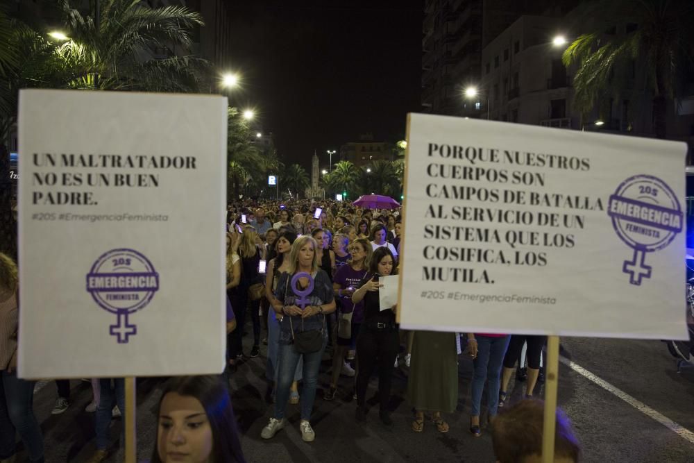 “No es no, lo demás es violación” y “La tumba del machismo, Alicante será”, son algunas de las consignas que se escuchado por las calles de la ciudad