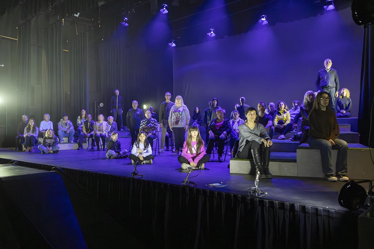 «Bon camí» arrenca amb tots els actors damunt  de l’escenari: la foto és de l’assaig de dilluns