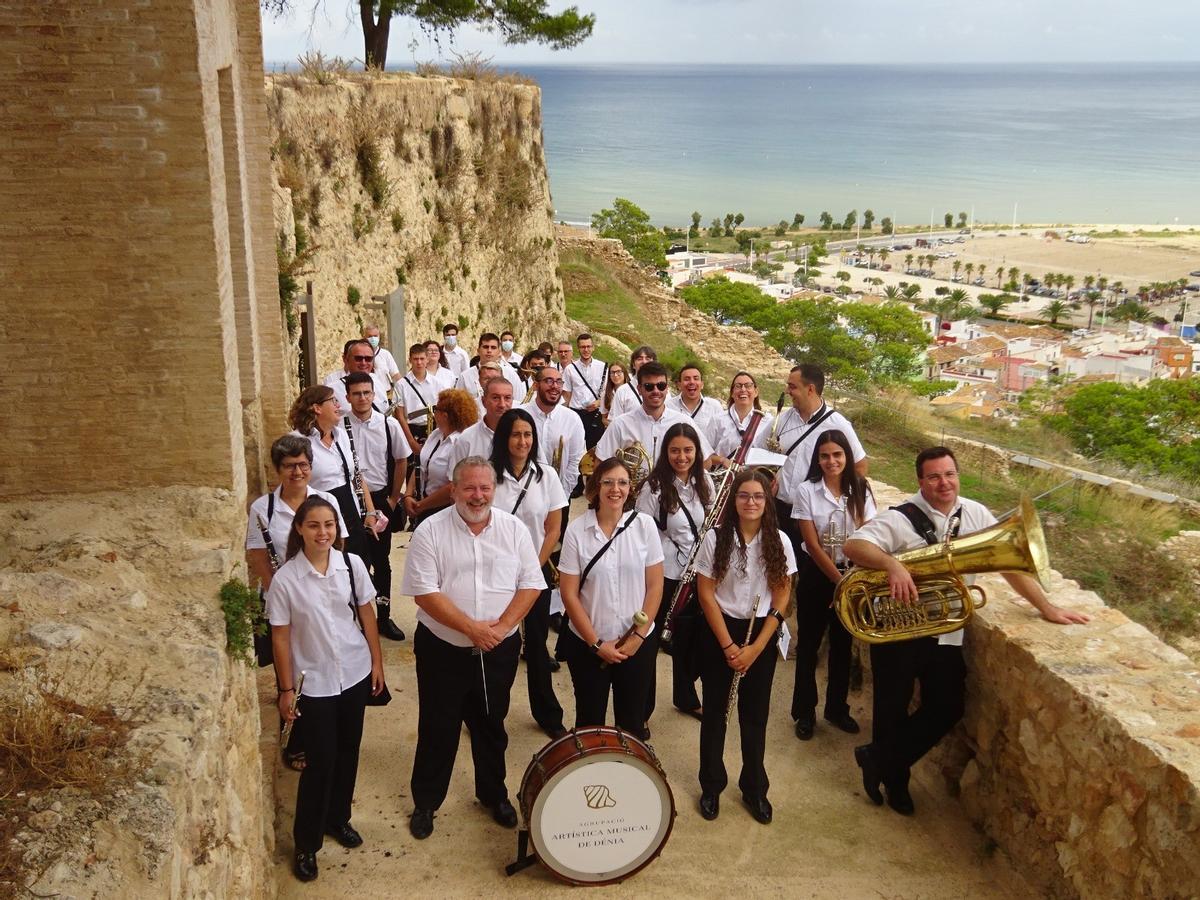 La banda de música tras su concierto en el castillo del 9 d'Octubre. Ahora hay absoluta paridad