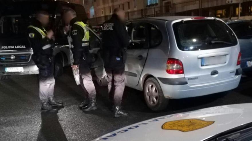 Los agentes junto al vehículo que protagonizó la persecución.