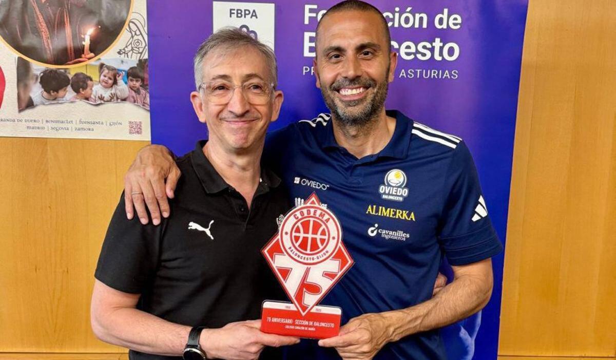 entrenadores de éxito en el codema. Moncho Fernández, entrenador del Girona de ACB, a la izquierda, y Javi Rodríguez, técnico del Alimerka Oviedo de Primera FEB, coincidieron ayer en una charla con motivo del 75.º aniversario del baloncesto en el Codema.