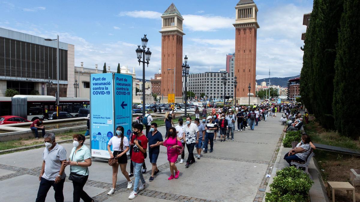 La comunidad peruana residente en Cataluña ha realizado está mañana, largas colas alrededor del recinto ferial de Montjuic en Barcelona, para ejercer el voto en la segunda vuelta de las elecciones presidenciales de su país.