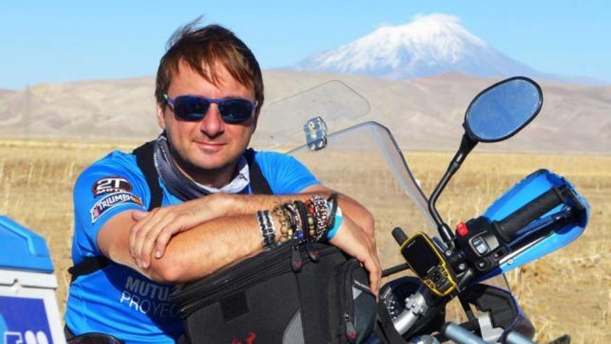 Fabián. C. Barrio (Santiago de Compostela, 1973), en el Monte Ararat con su moto.