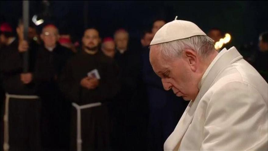Dolor y vergüenza en la oración del Papa por el Vía Crucis