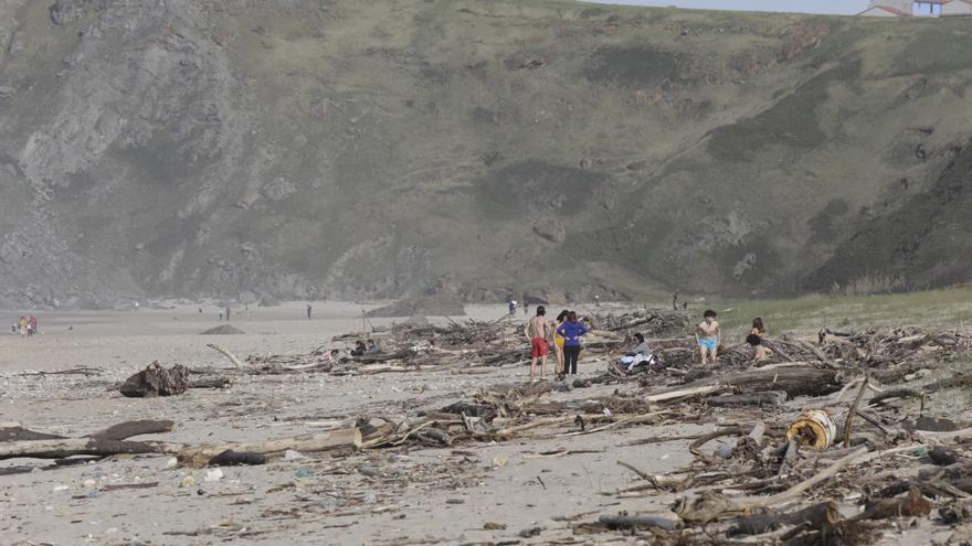 El Nalón llena de troncos las playas de la comarca: “Sin dinero no la limpiaremos”