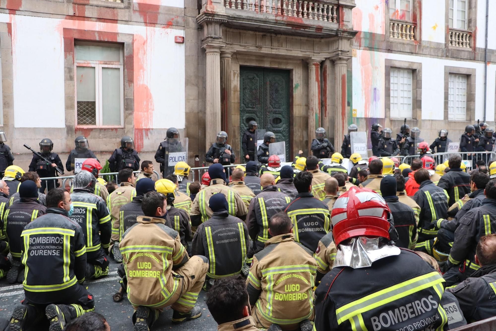 Protesta muy intensa de los bomberos ante la Diputación de Ourense