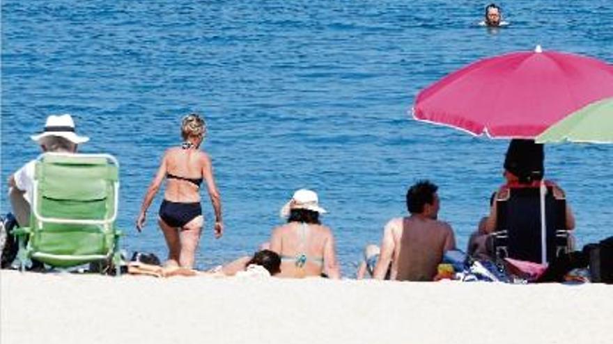 Un grup de banyistes a Sant Antoni de Calonge, el 14 de juny passat.