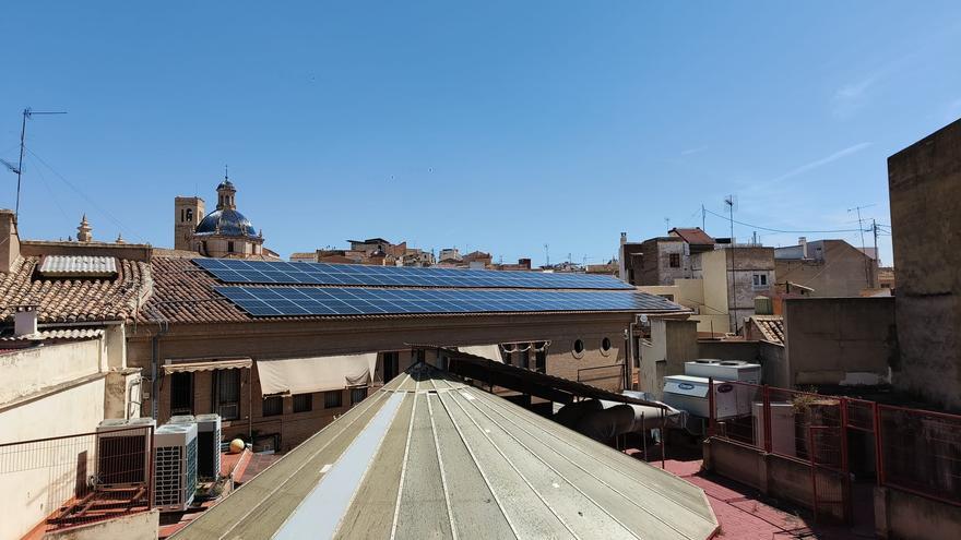 Llíria instala paneles solares en el edificio de los Altos del Mercado