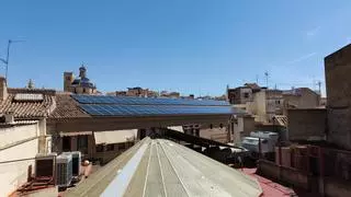 Llíria instala paneles solares en el edificio de los Altos del Mercado