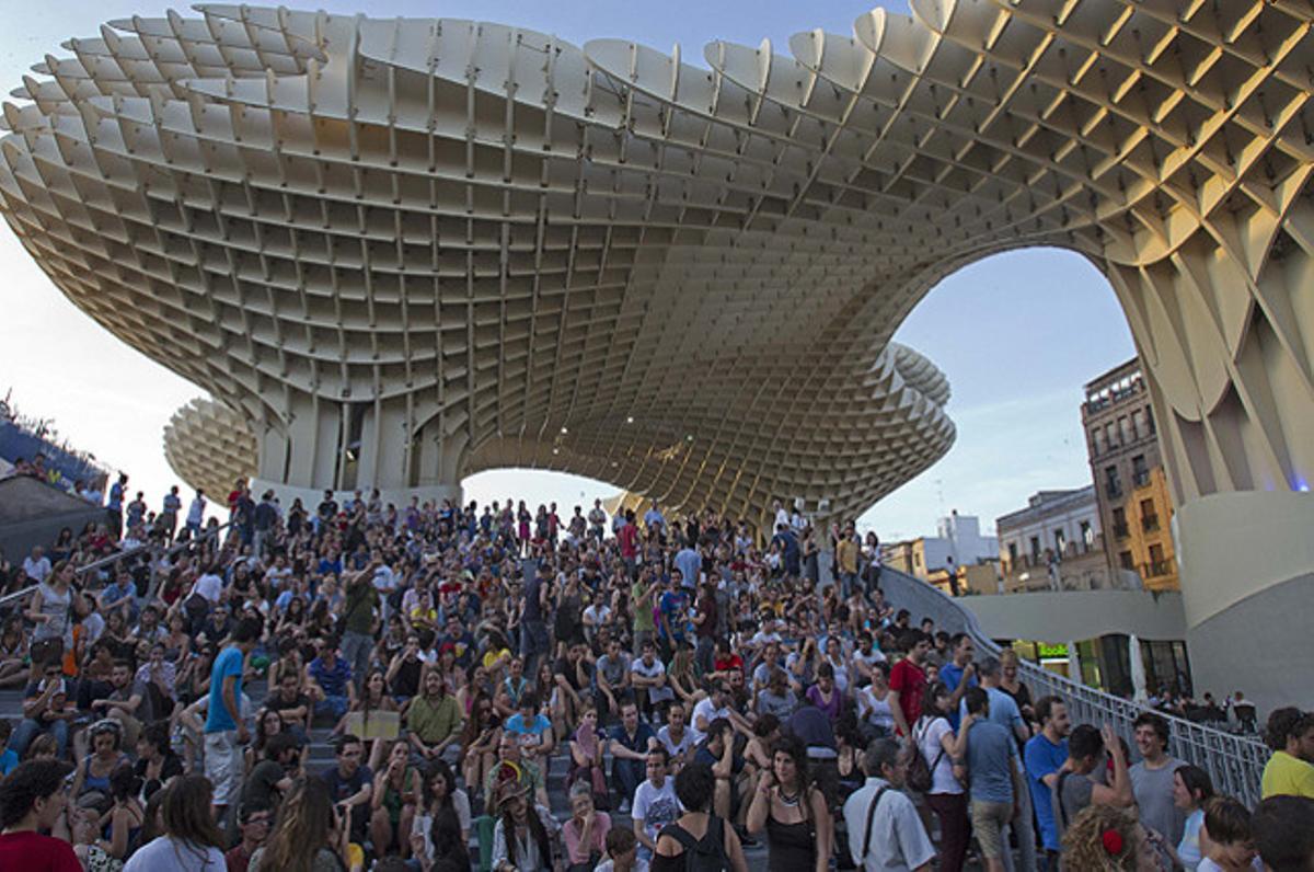 Més de 500 persones celebren el primer any del 15-M amb una concentració a la plaça de l’Encarnación --coneguda popularment com ’Las Setas’-- a Sevilla.