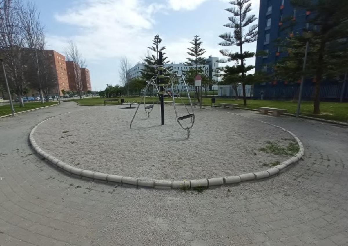 Anterior zona de juegos y lugar donde se va a construir el nuevo parque infantil.