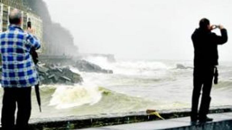 Un fuerte temporal de viento con olas de 10 metros azota España