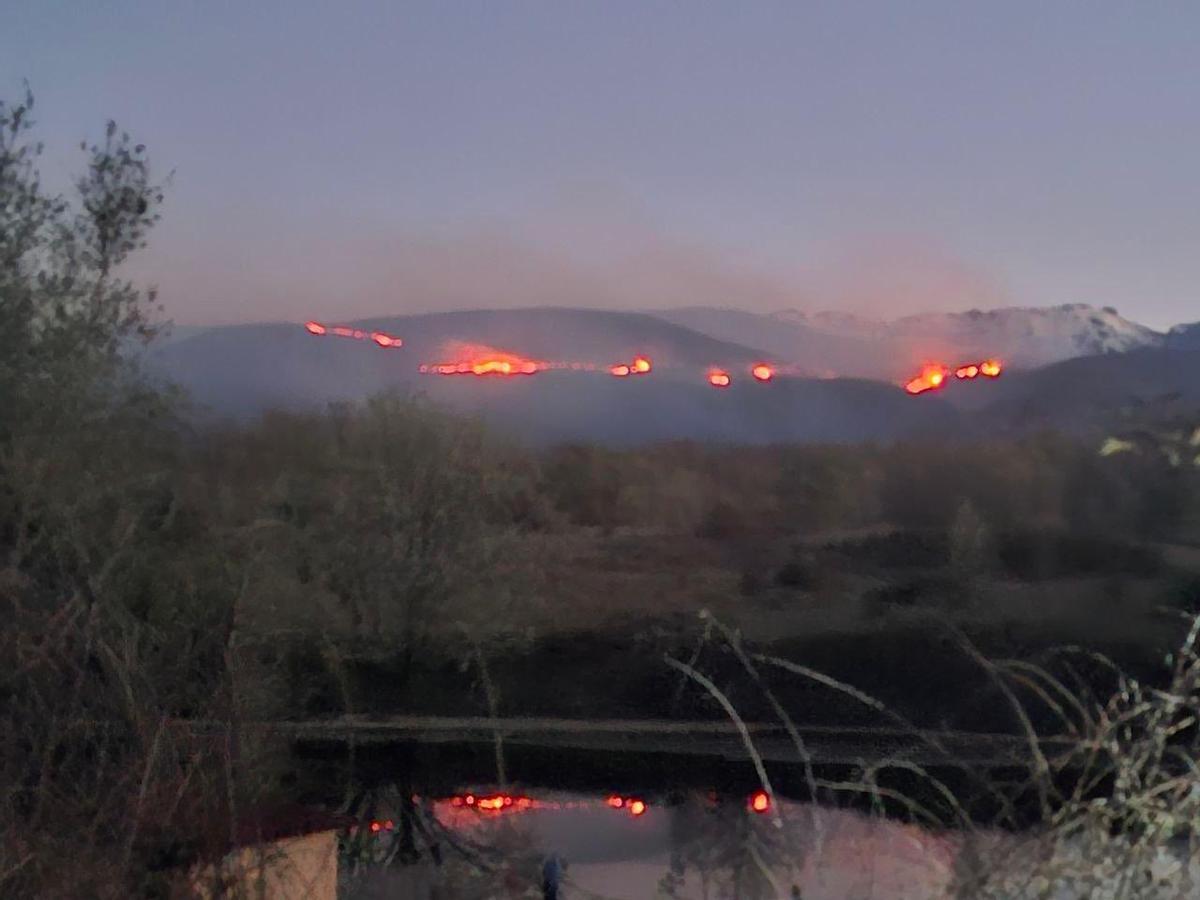 Imagen del fuego que ha afectado a Losar de la Vera